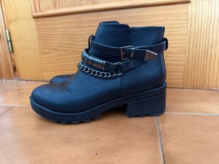 Botas negras con cadena