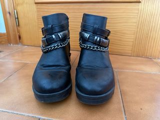 Botas negras con cadena