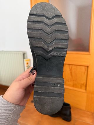 Botas negras con cadena