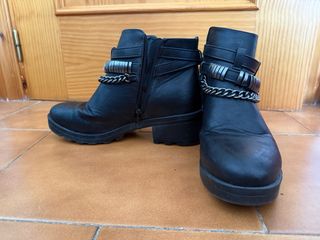 Botas negras con cadena