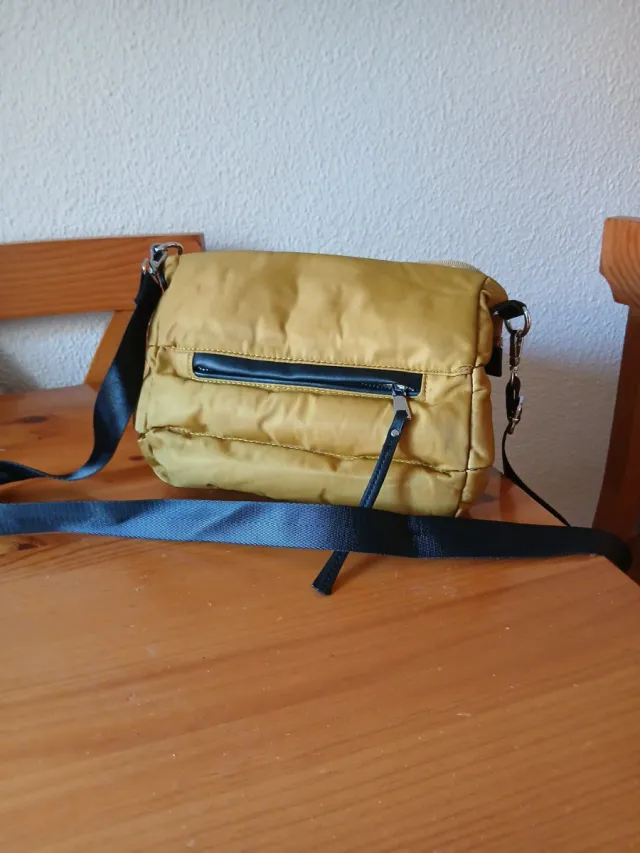 Bolso amarillo con cremallera negra