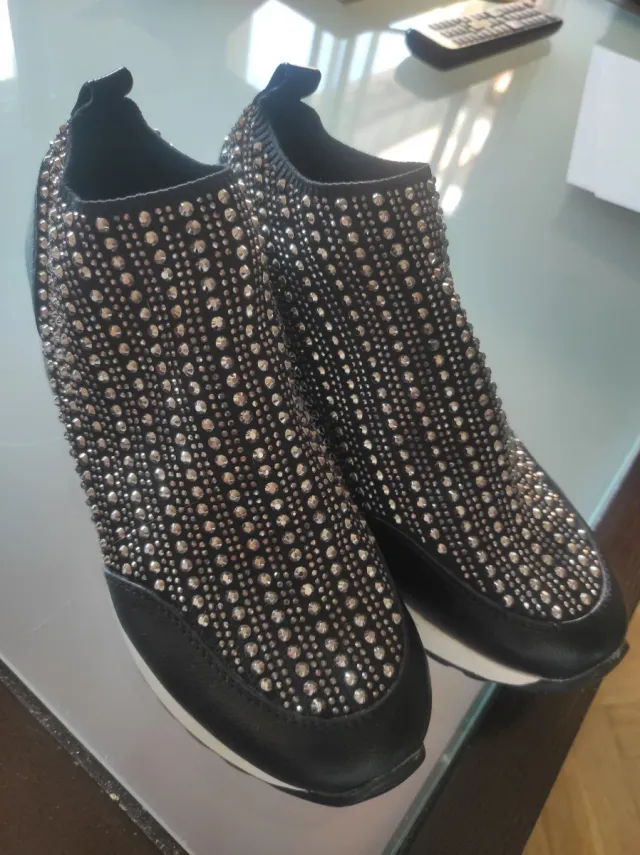 Zapatillas negras con pedrería plateada y cuña.