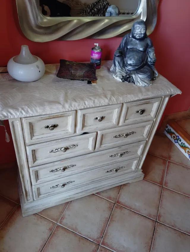 Cómoda restaurada color beige y plata