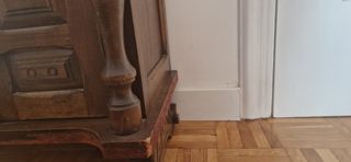 Aparador madera y mármol.