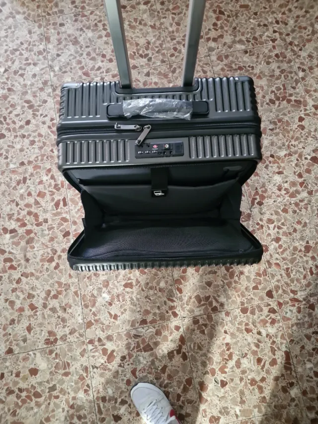 Maleta de viaje rígida gris