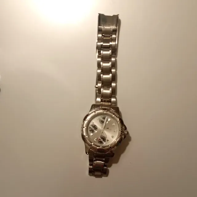 Reloj de pulsera plateado