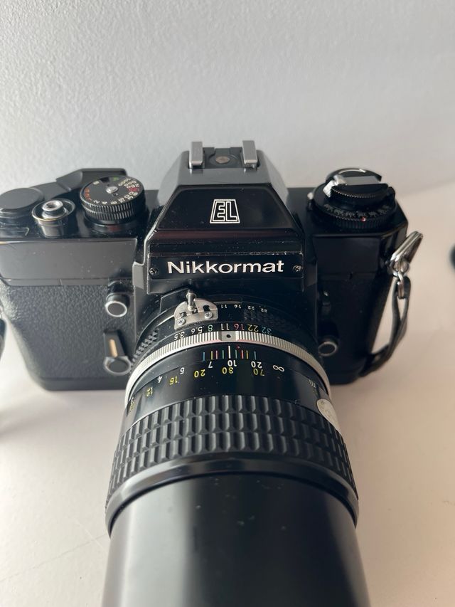 Cámara Nikkormat EL analógica negra