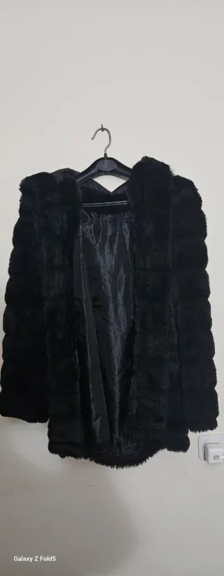 Abrigo de pelo negro con capucha