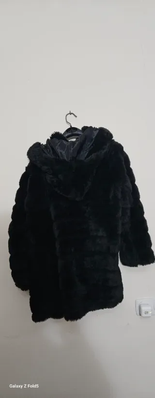 Abrigo de pelo negro con capucha