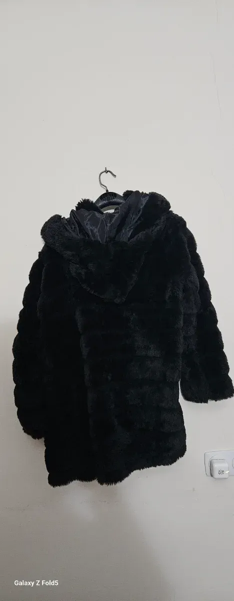 Abrigo de pelo negro con capucha