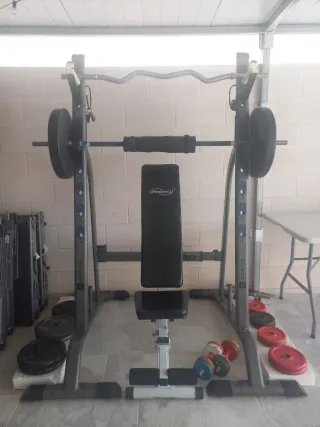 Rack de gimnasio con banco y pesas