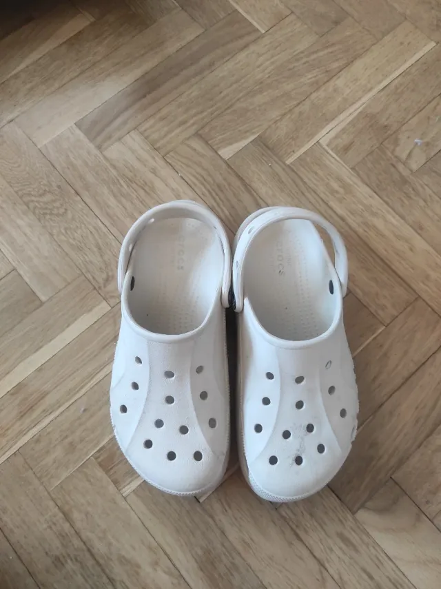 Zuecos Crocs plataforma blancos tirando a Crema
