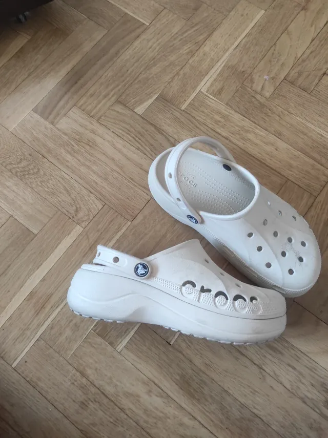 Zuecos Crocs plataforma blancos tirando a Crema