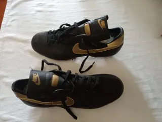 Botas de fútbol Nike Tiempo negras y doradas