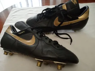 Botas de fútbol Nike Tiempo negras y doradas