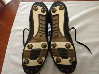 Botas de fútbol Nike Tiempo negras y doradas