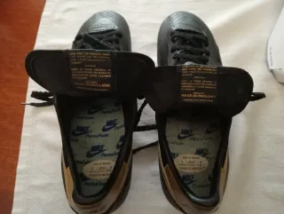 Botas de fútbol Nike Tiempo negras y doradas