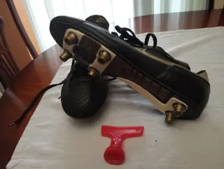 Botas de fútbol Nike Tiempo negras y doradas