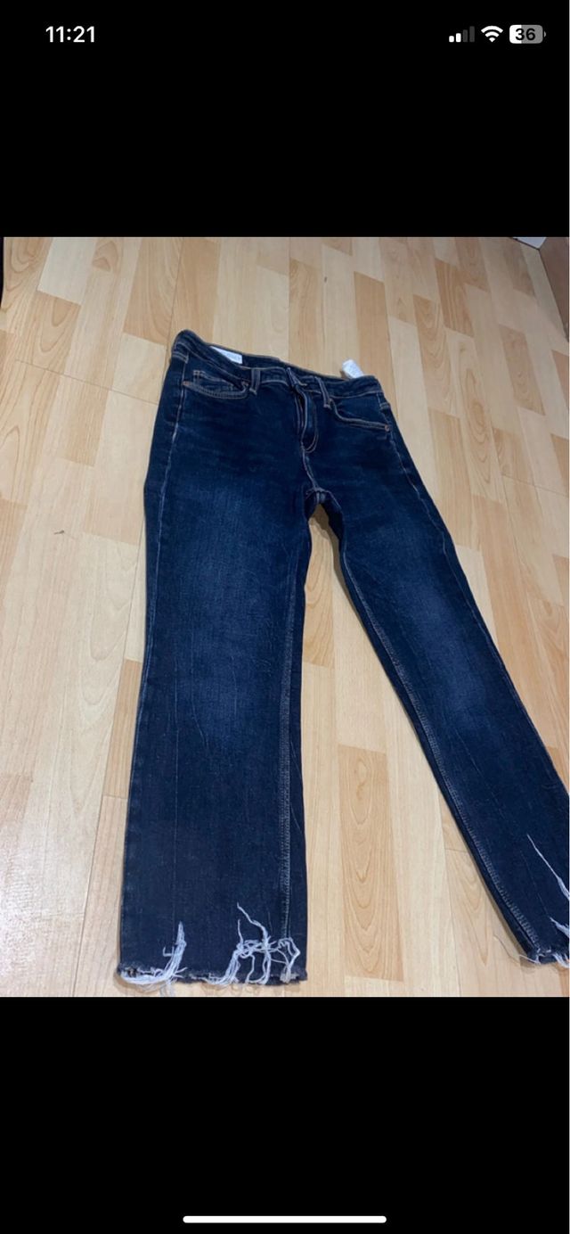 Vaqueros rectos desgastados