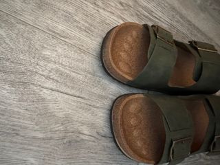 Sandalias de cuero verde oscuro