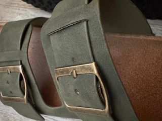 Sandalias de cuero verde oscuro