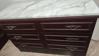 Cómoda de madera con tapa de mármol