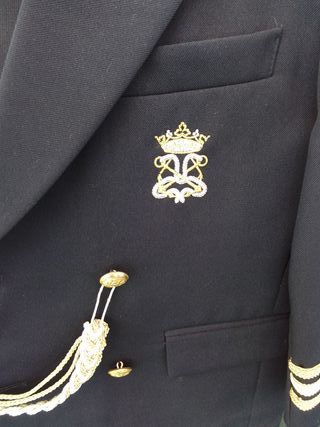 Traje de comunión azul y dorado