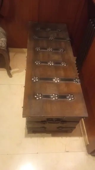 Arcón de madera con herrajes