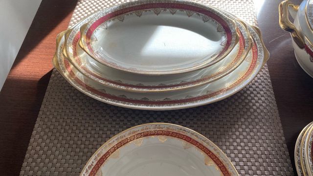 Vajilla porcelana grande dorada y blanca