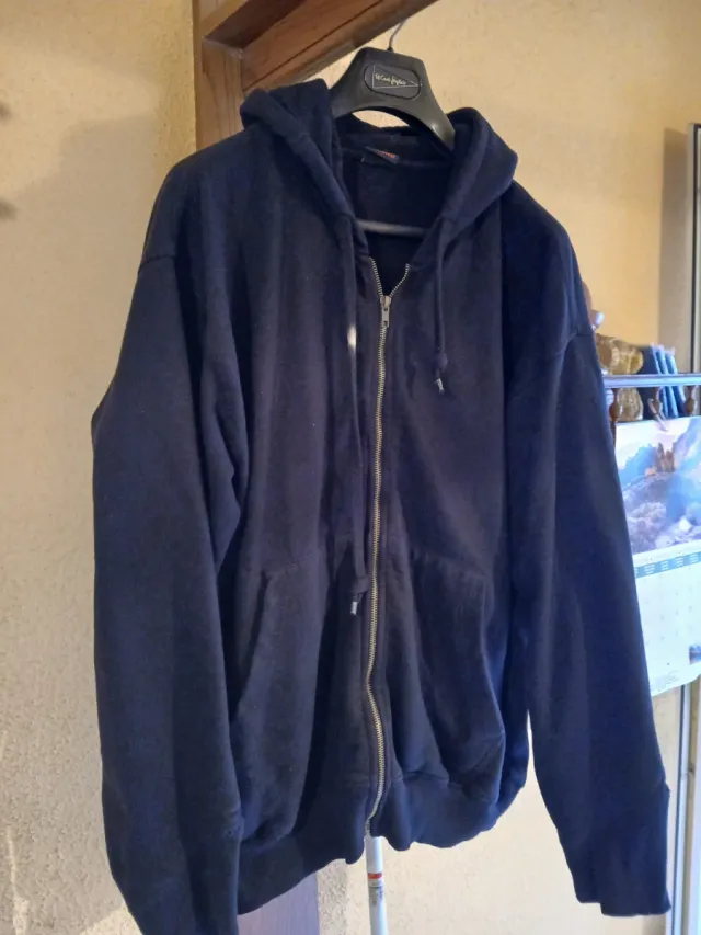 Sudadera con cremallera negra