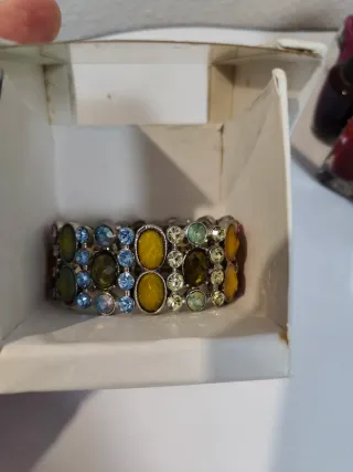 Pulsera bisutería piedras verdes y amarillas
