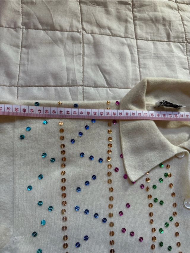 Cardigan beige con perline colorate