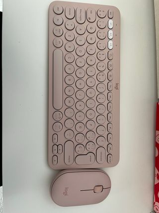 Teclado y ratón inalámbricos Logitech rosa