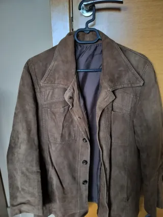 Cazadora ante mujer marrón