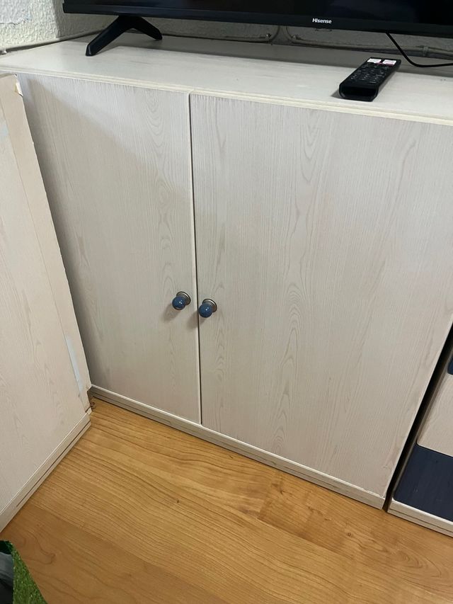 Mueble de madera beige y blanco