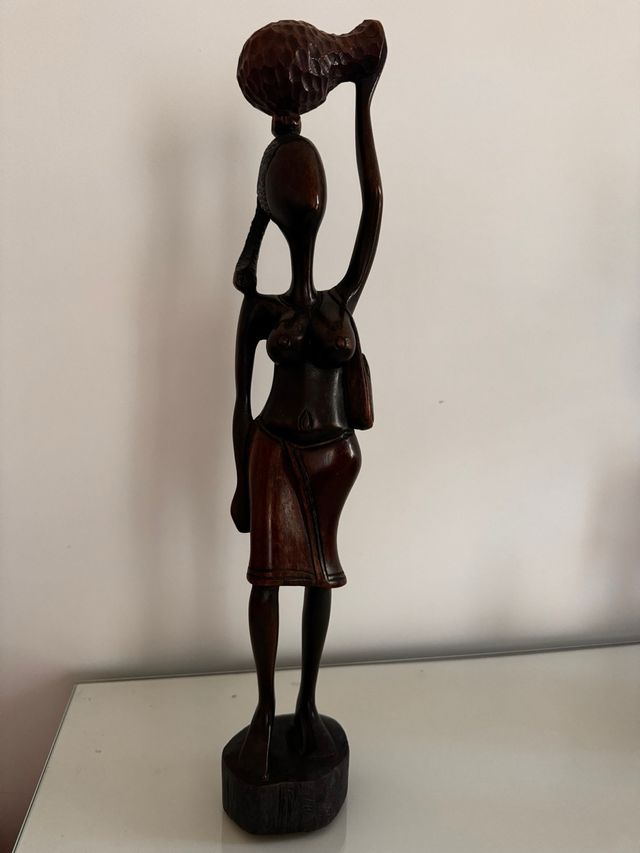 Figura decorativa mujer africana madera
