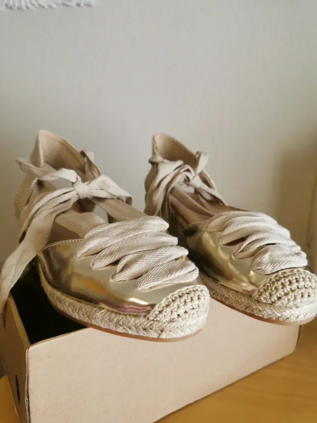 Alpargatas doradas con cordones