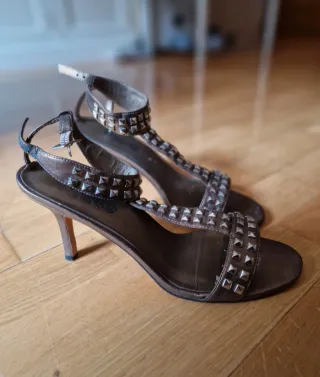 Sandalias tacón tachuelas, color bronce