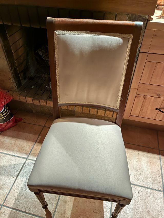 Mesa redonda de madera con 4 sillas