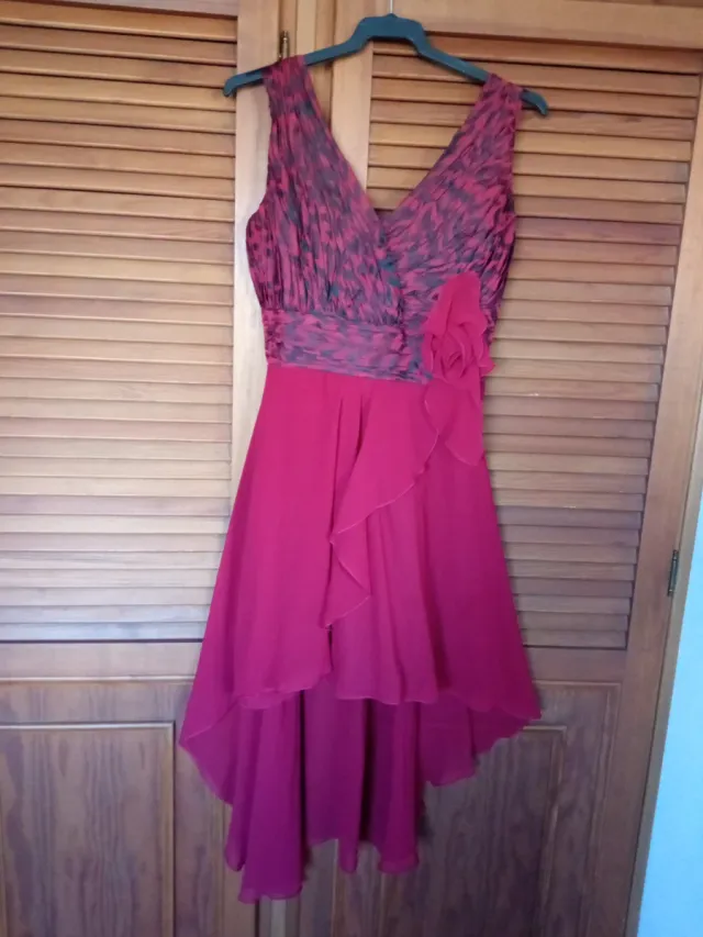 Vestido fiesta burdeos con pecho espiga