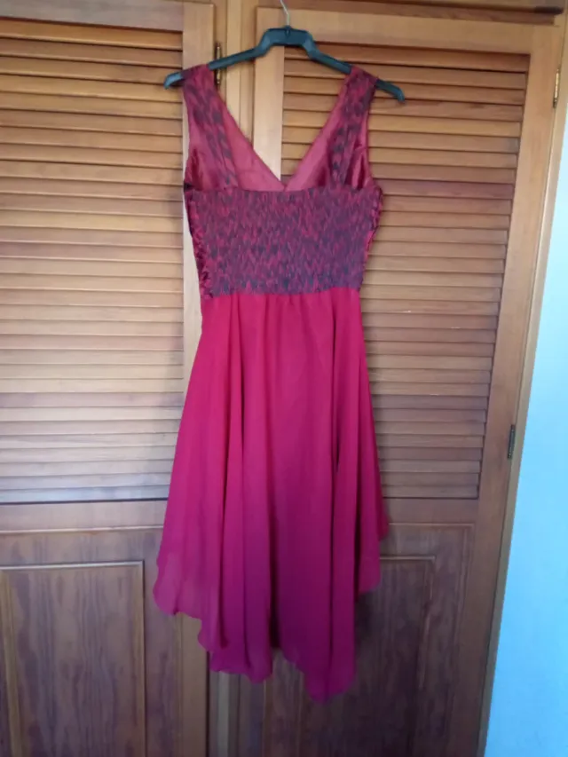 Vestido fiesta burdeos con pecho espiga