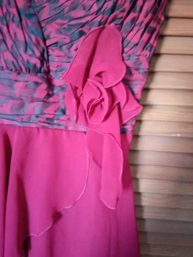 Vestido fiesta burdeos con pecho espiga