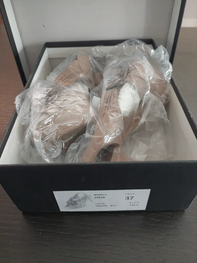 Zapatos de tacón EzziO piel mujer color beige.