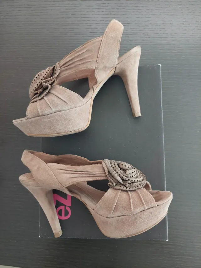 Zapatos de tacón EzziO piel mujer color beige.