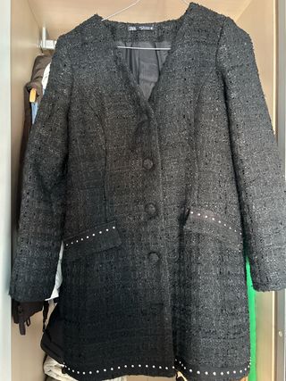 Abrigo Zara negro con perlas