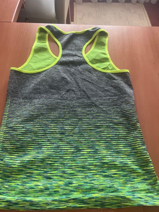 Conjunto deportivo gris y verde