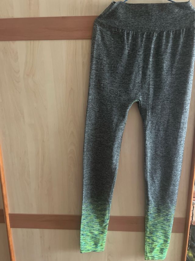 Conjunto deportivo gris y verde