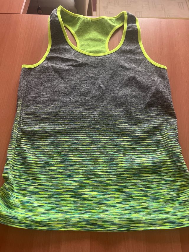 Conjunto deportivo gris y verde