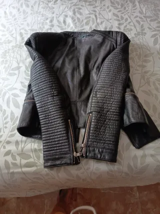 Cazadora de cuero Zara negra
