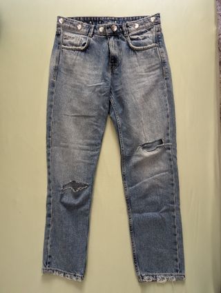 Jeans ZARA con pedrería y rotos